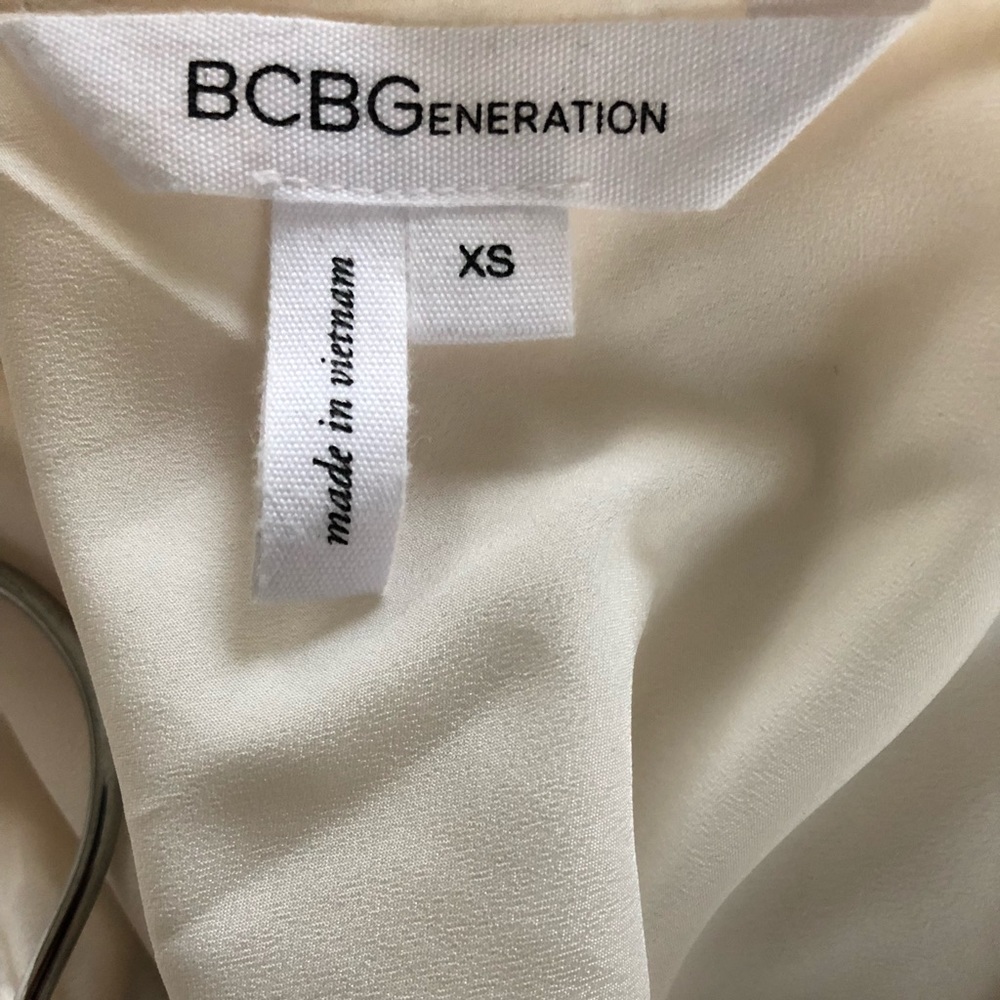 Petite BCBG dress. Very flattering! - Picture 2 of 4